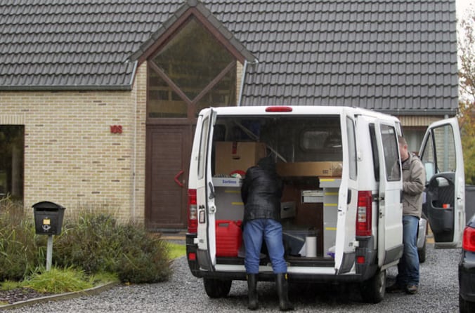 Het parket ging op zoek naar het wapen in de woning waar het drama plaats had.