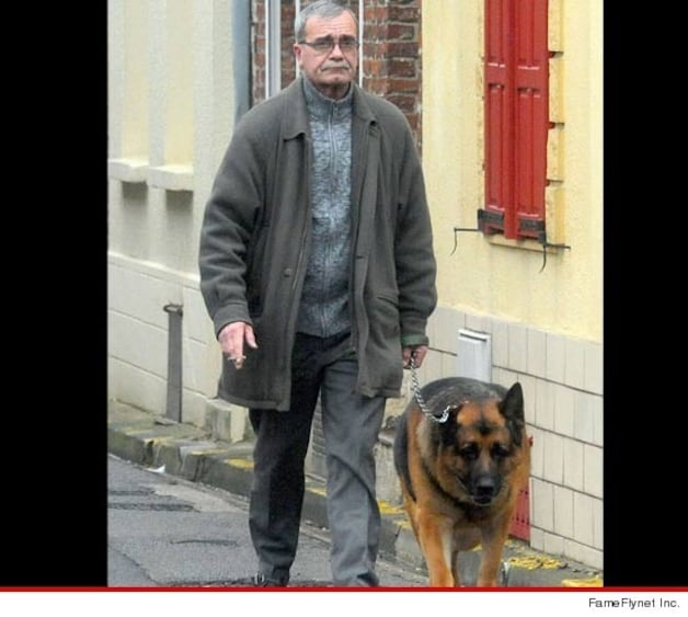 Phlippe Loret op stap met zijn hond. Een Duitse herder, net als Hitlers hond Blondi.