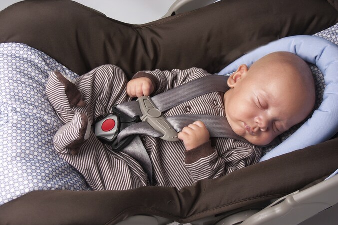 Foto ter illustratie. Ondertussen wordt de baby vervoerd in een autostoeltje.