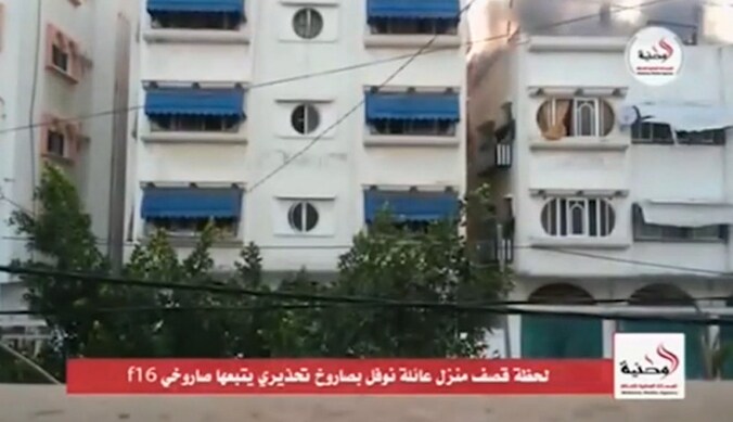 Israëlische militairen droppen kleinere bommen op het dak van een woning als waarschuwing voor de komst van een zwaarder offensief.