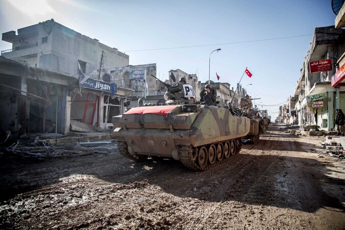 Tanks van het Turkse leger rijden door de straten van Kobane, Syrie.