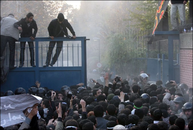 Studenten bestormden de Britse ambassade in Teheran.