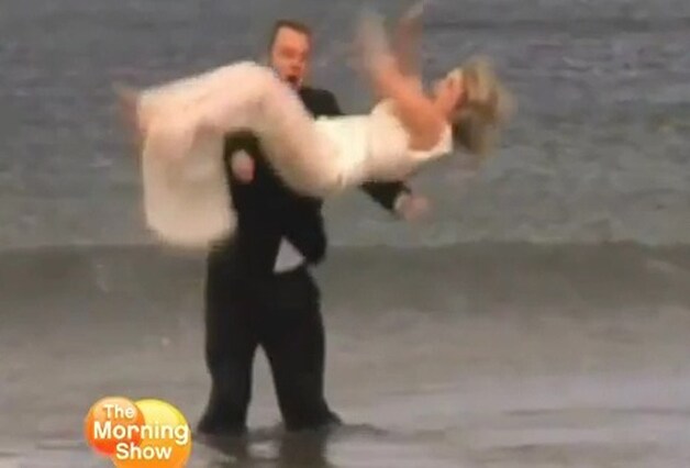 Richard gooit bruid Lysa in de lucht, maar vergeet haar weer op te vangen. © videostill YouTube
