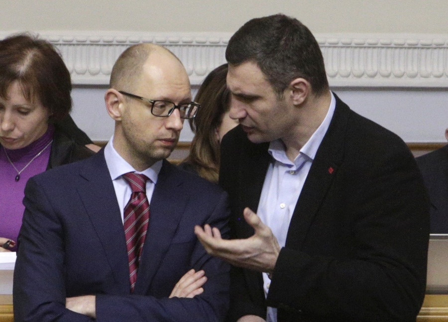 Oppositieleiders Klitsjko (rechts) en Jatsenjoek in het parlement.