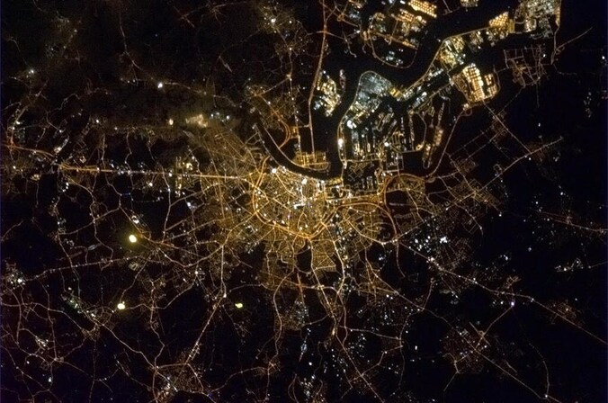'Antwerp by night' vanuit de ruimte.