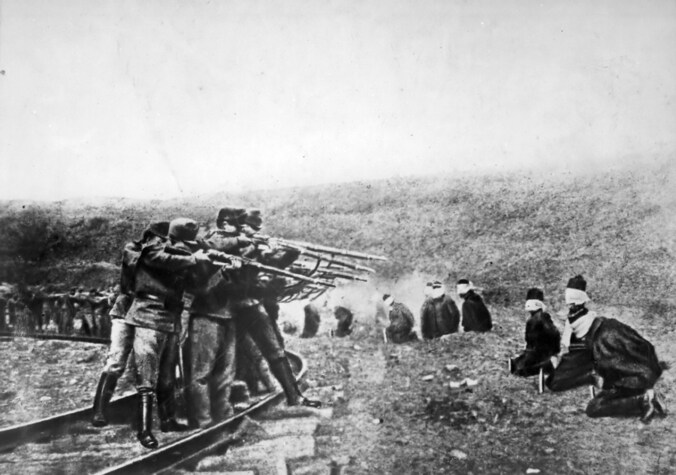 Honderd jaar later zijn de mythes over WOI de wereld nog niet uit (foto: Serviërs worden terechtgesteld door een Oostenrijks executiepeleton. Foto uit 1917.)