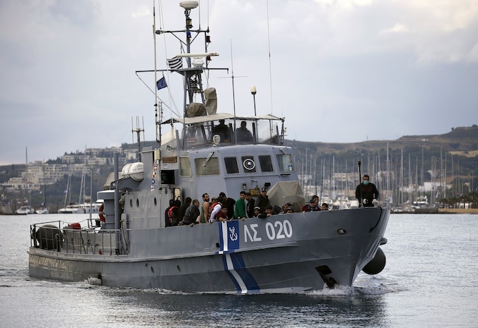 Vluchtelingen uit Syrië aan boord van een Grieks kustwachtschip.