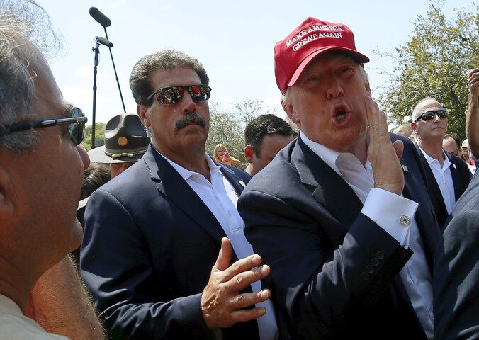 Donald Trump (rechts) op campagne.