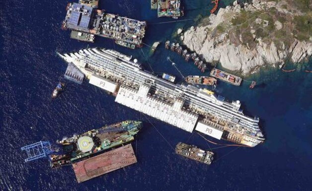 De Costa Concordia op zijn zijkant in augustus 2013.