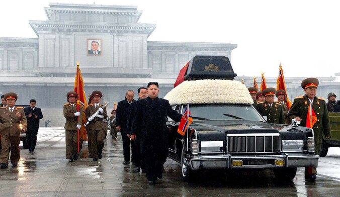 De begrafenis van Kim Jong-il. Voorop links loopt Kim Jong-un.