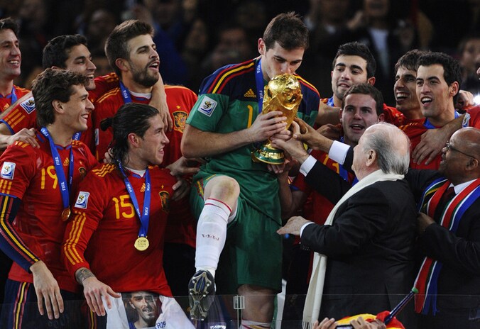 De Spaanse doelman Iker Casillas neemt de wereldbeker van 2010 in ontvangst.