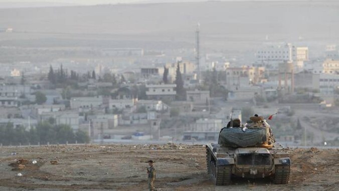 Turkse tanks houden de wacht bij de Turks-Syrische grens. In de verte ligt Kobane.