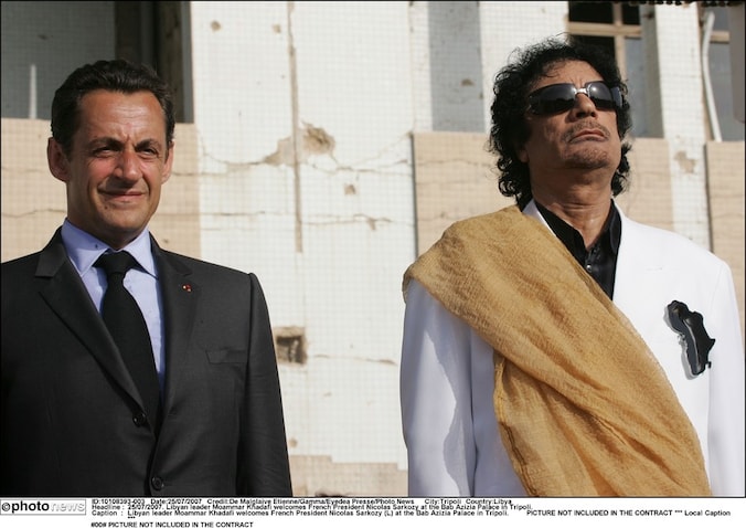 Nicolas Sarkozy en Mouammar Kadhafi in 2007.