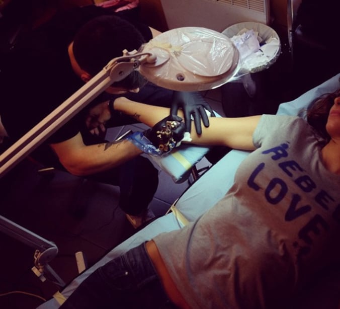 Wij zijn alvast benieuwd naar hoe Jades nieuwe tattoo er gaat uitzien.