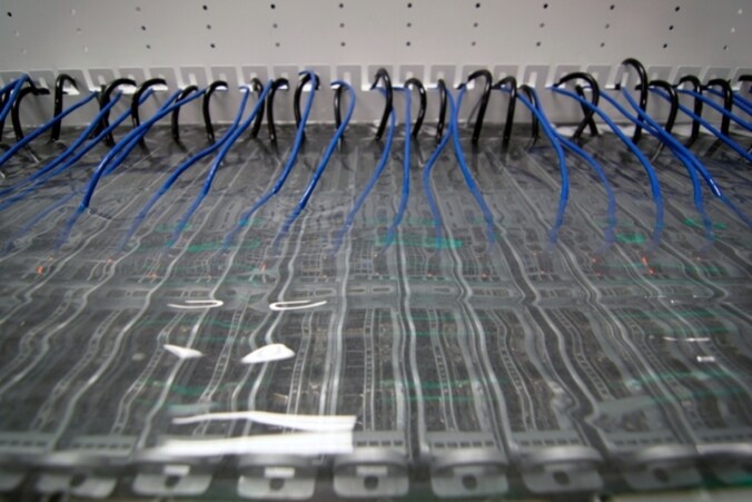 Servers worden volledig ondergedompeld in niet-geleidende olie.