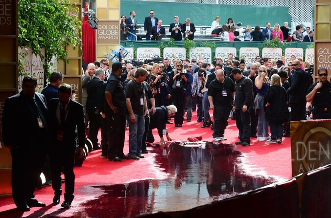 De drijfnatte rode loper bij de Golden Globes.