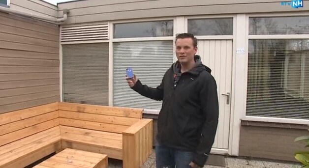 Pascal met de iPhone op de plek waar hij de telefoon vond