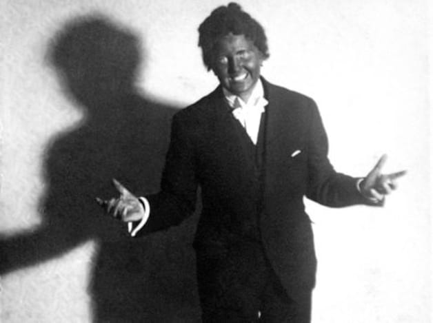 Braun met haar gezicht zwart geschilderd in 1937.