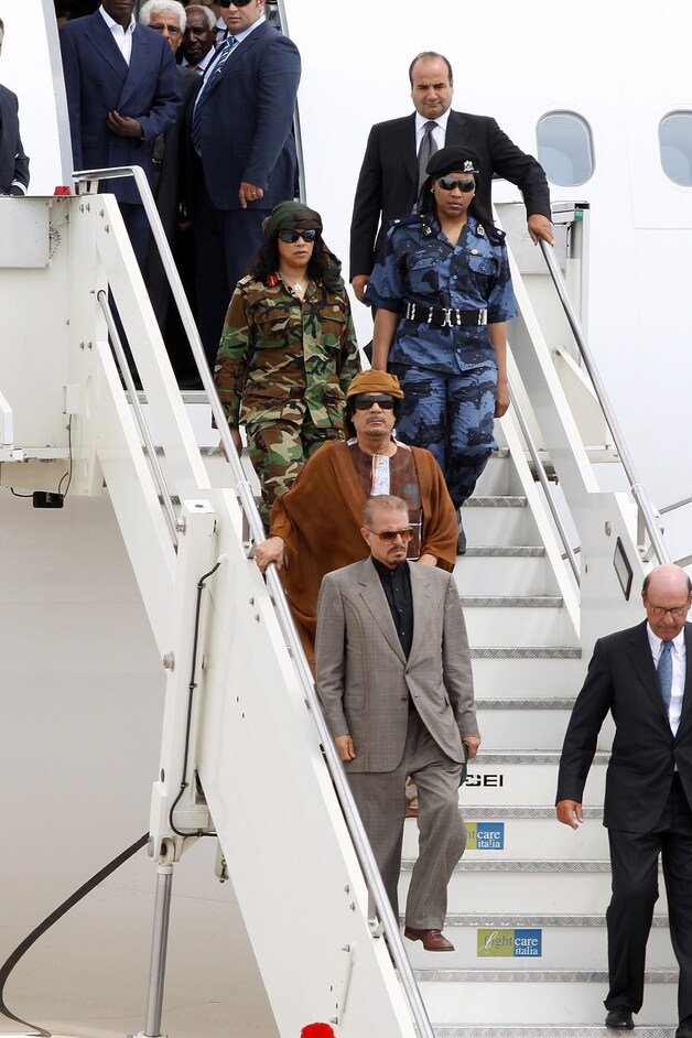 Kadhafi met twee vrouwelijke bodyguards.