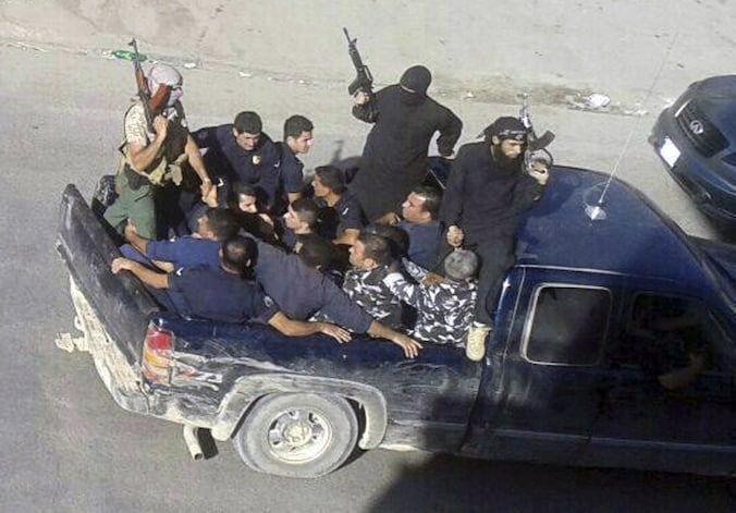 Gewapende mannen nemen agenten mee in een pick-up truck in Arsal.