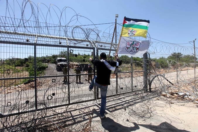 Een Palestijn protesteert tegen het bezetten van land op de Westover