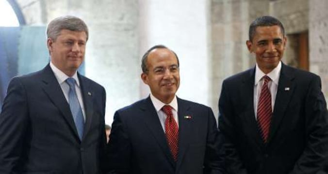 De Canadese premier Stephen Harper poseert voor de start van de top van Noord-Amerikaanse leiders met de Mexicaanse president Felipe Calderon en de Amerikaanse president Barack Obama.