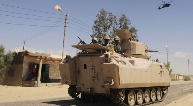 Egyptische soldaten patrouilleren in Sheikh Zuweid, Noord-Sinaï, in mei.