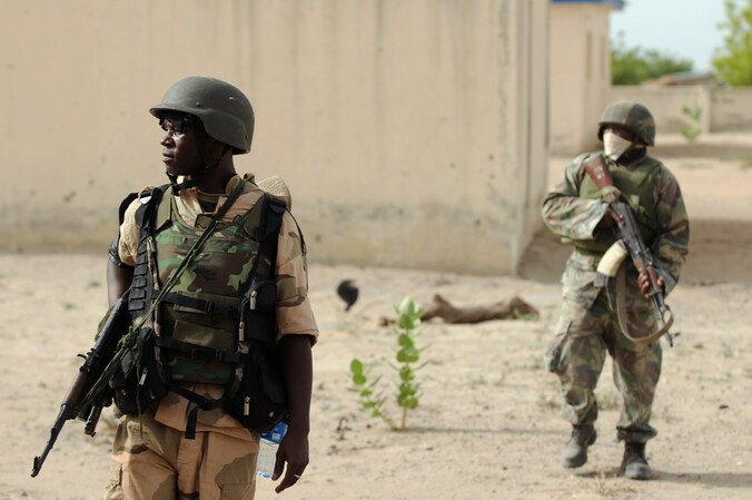 Nigeriaanse soldaten. Samen met Tsjadische soldaten vechten ze tegen de terreurgroep Boko Haram.