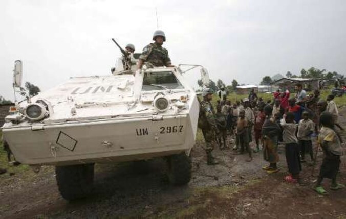 Urugayaanse Blauwhelmen op patrouillen in een vluchtelingenkamp nabij Goma in Oost-Congo.