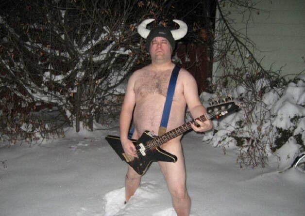 Een naakte rocker in de sneeuw.
