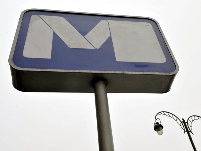 De minderjarige pleegde de overval aan het metrostation Houba-Brugmann.