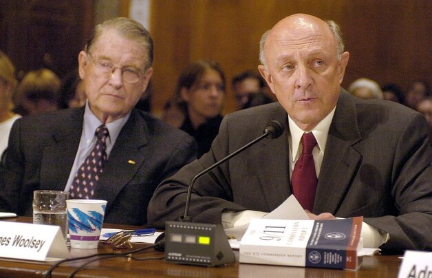 Oud CIA-baas James Woolsey (rechts)