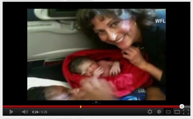 Stewardess Susan bij de baby en de moeder.