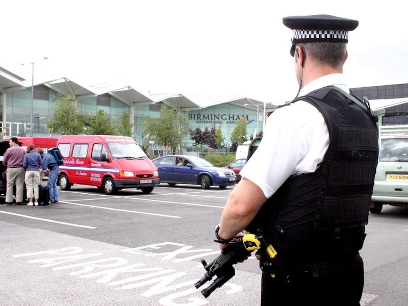 Politie bij het vliegveld van Birmingham na een melding van een mogelijke terrorist aan boord van een vliegtuig in 2006.