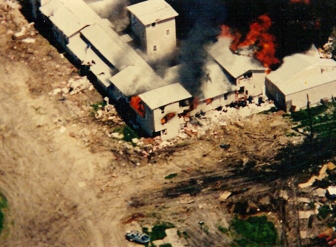 Het brandende Mount Carmel Center tijdens de inval van de FBI bij de sekte Branch Davidians.