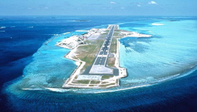 De enige start- en landingsbaan van Male International Airport