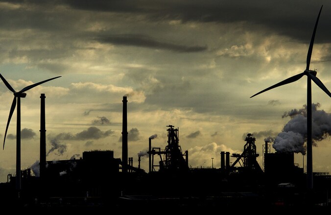 De Hoogovens van staalproducent Tata Steel gezien vanaf de Noordzee.