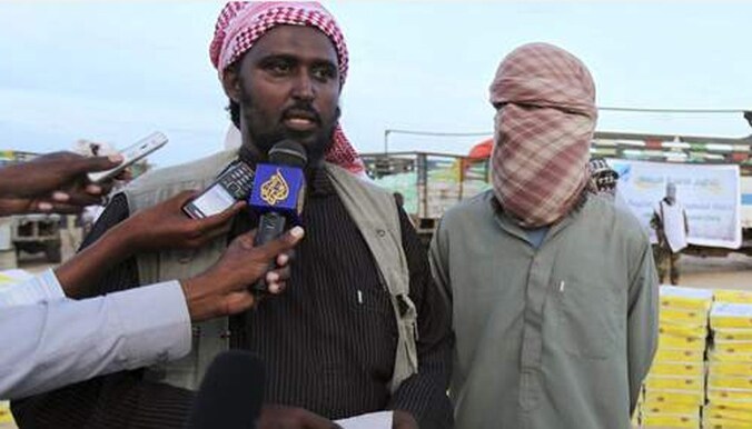 Al-Shabaab woordvoerder sjeik Ali Mohamud Rage staat de pers te woord.