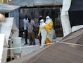 Medewerkers van een gezondheidsdienst in Sierra Leone dragen beschermende kleding op de plek waar het Donka-ziekenhuis patiënten met ebola heeft opgevangen.