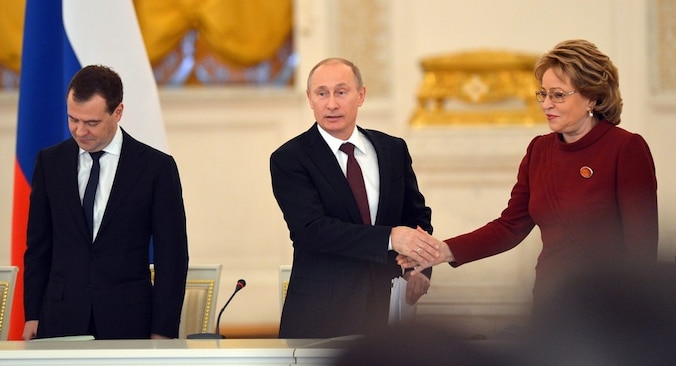 De Russische president Poetin (midden), premier Medvedev (links) en de voorzitter van de Russische senaat Matviyenko in december vorig jaar.