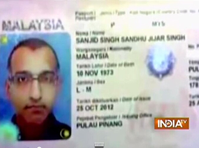 Het paspoort van steward Sanjid Singh zoals getoond op de Indiase televisie.