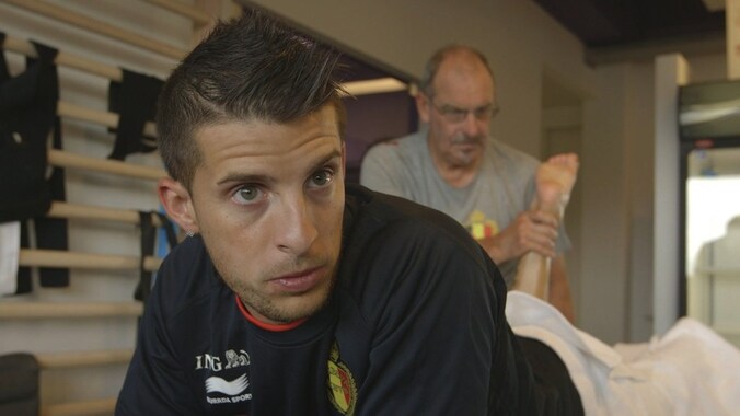 Kevin Mirallas krijgt een massage, een beeld uit de nieuwe VRT-docureeks 'Iedereen Duivel'.