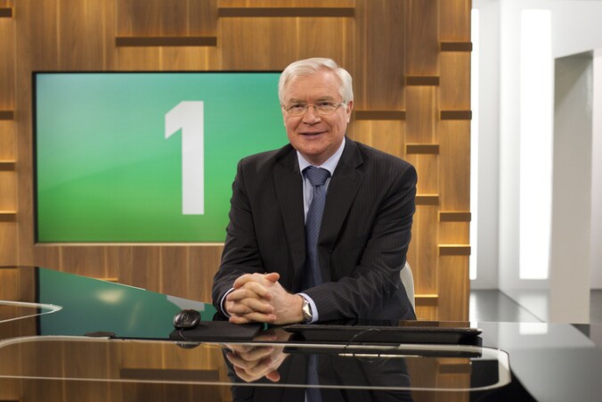 Jan Becaus in de nieuwsstudio tijdens het middagjournaal.