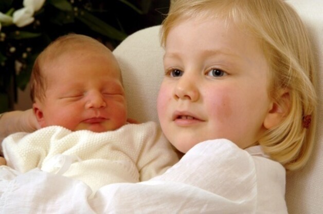 Prinses Elisabeth in 2005 met haar pasgeboren broertje Emmanuel.