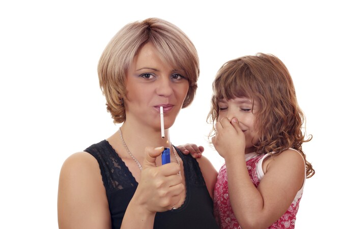 De wand van een hoofdader was aanzienlijk dikker bij kinderen waarvan beide ouders roken.