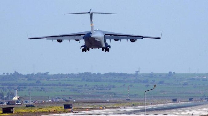 Een Turks gevechtsvliegtuig landt op de luchtmachtbasis Incirlik, van waaruit aanvallen op IS in Syrië worden gecoördineerd.