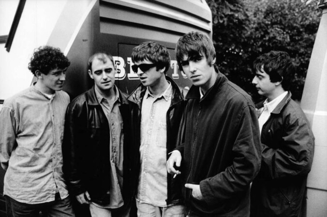 Oasis in 1994. Van links naar rechts: Tony McCarroll, Paul 'Bonehead' Arthurs, Noel Gallagher, Liam Gallagher en Paul 'Guigsy' McGuigan.