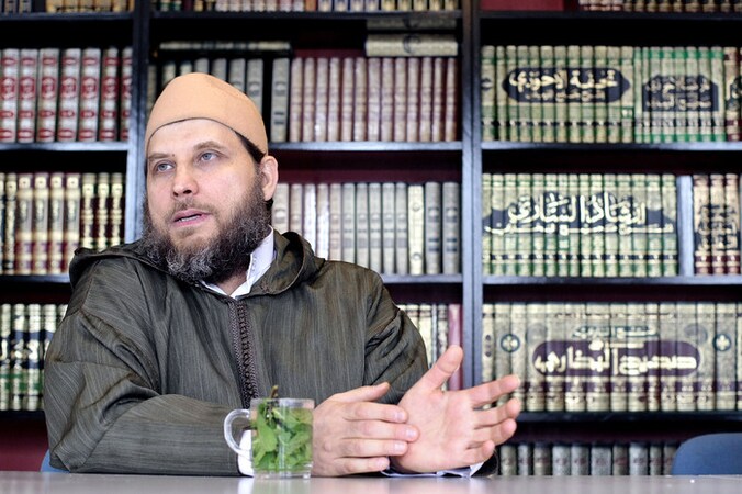 De Haagse imam Fawah Jneid noemt de figuren achter Sharia4Holland en Sharia4Belgium "gekken of misdadigers".