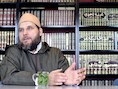 De Haagse imam Fawah Jneid noemt de figuren achter Sharia4Holland en Sharia4Belgium "gekken of misdadigers".