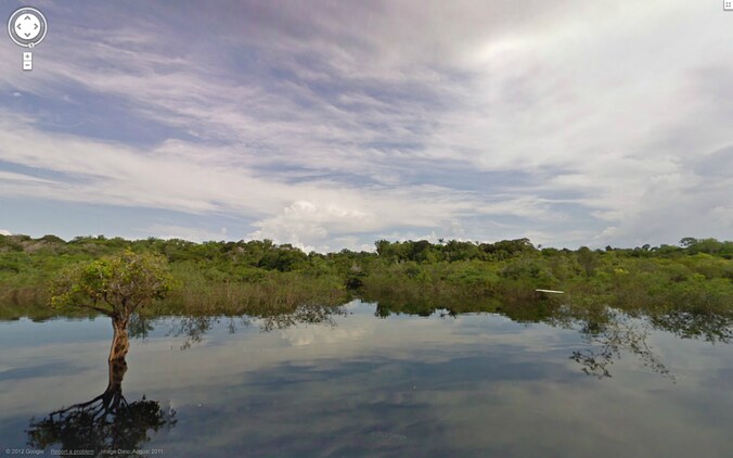 Street View-opname van de Rio Negro even ten noordwesten van de Braziliaanse stad Manaus.